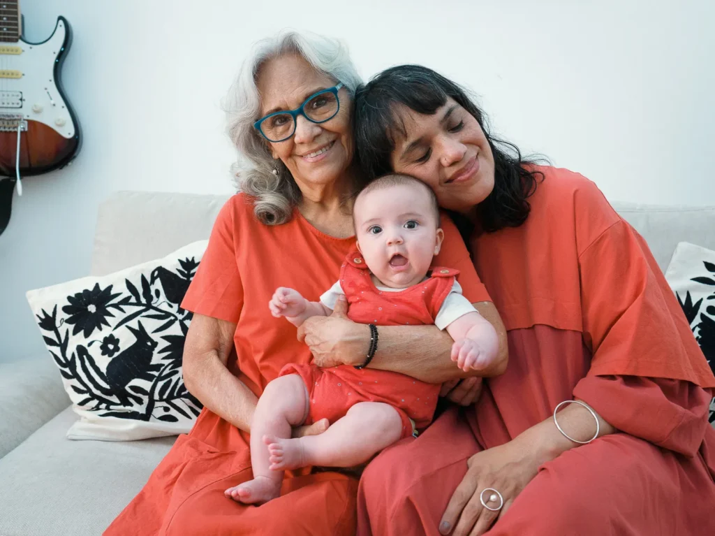 Familienfotoshooting-in-berlin-abc-Familienalltag-Generationenbilder-Familienportraets-fotoshooting-fuer-familien-zuhause-maria-rapela-foto Familienfotoshooting in Berlin